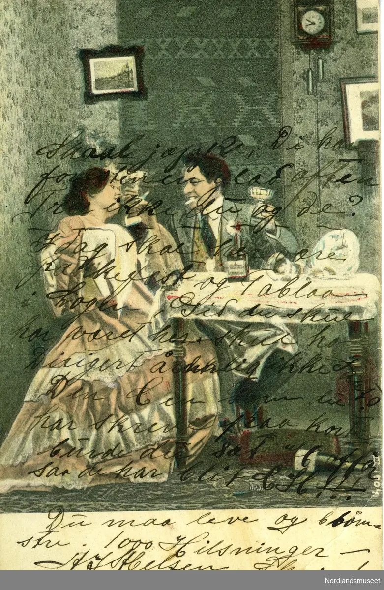 Postkort med bilde av mann og kvinne som sitter og røyker og drikker ved et bord. På bordet de sitter ved står det en flaske, kan være alkohol. Under bordet ligger noe som ser ut som en vinflaske. På veggen bak mannen og kvinnen henger det flere bilder, og en klokke.

Sendt fra Bjarkø, 19.10.1908. Grønt postfrimerke, 5 øre (posthorn).