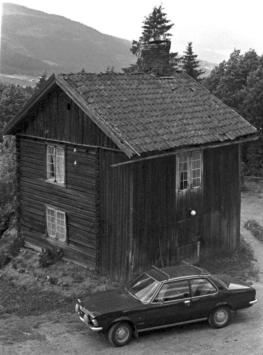 Laftet hus i to etaser med liten kjeller og kaldt loft. Det er et rom i hver etasje. Mot øst er det en panelt svalgang med trapp. 