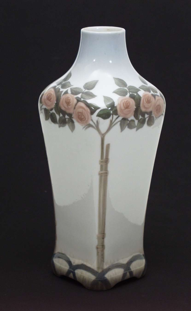 Blomster og bladverk.