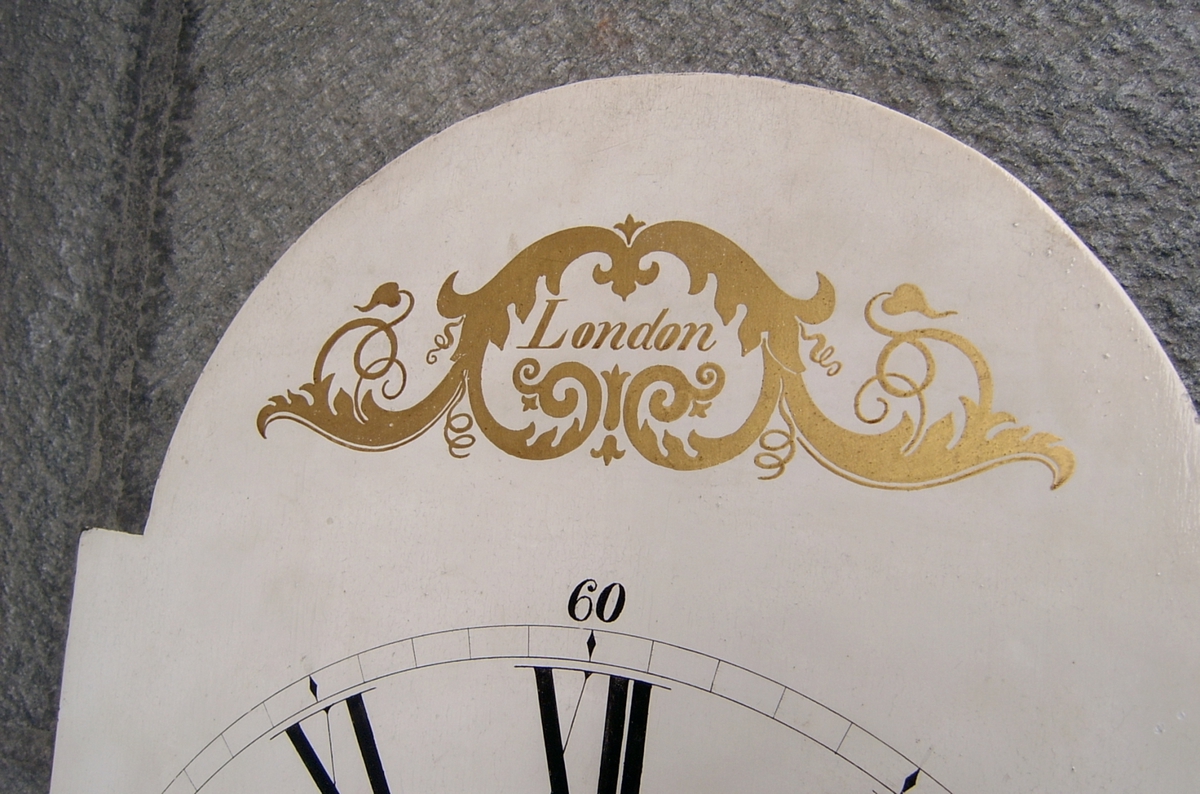 Uret er et tradisjonelt gulvur laget i England. Tallskiven er av typen " White dial" hvitmalt metallskive som her er merket med "London". Uret har romertall og sekundviser. Det er ingen andre signaturer på urskive eller urverk som kan knytte uret til produsenten.  Urverket er laget i meget god kvalitet, litt over gjennomsnittlig for tilsv. urverk. Bakplatinen / verkplaten er polert og alle deler i urverket er godt bearbeidet i god engelsk tradisjon. Disse urverk ble laget i hele Storbritannia og tallskiven viser at uret ikke tilhører ur laget i de store byer. Ur med slike malte tallskiver betegnes som landsklokker og avviker med sin malte tallskive fra Londonurmakeriets fine messingskive med støpte ornamenter. Under demontering fremkom det at uret hadde vært til reparasjon flere ganger tidligere. Urverket har en tilbakevikende slepegang i normal engelsk type. Slaget er av typen rekkeslag med repetérarm og slag på hel time. (redigert fra urmakermester Erik Ødegaards rapport)