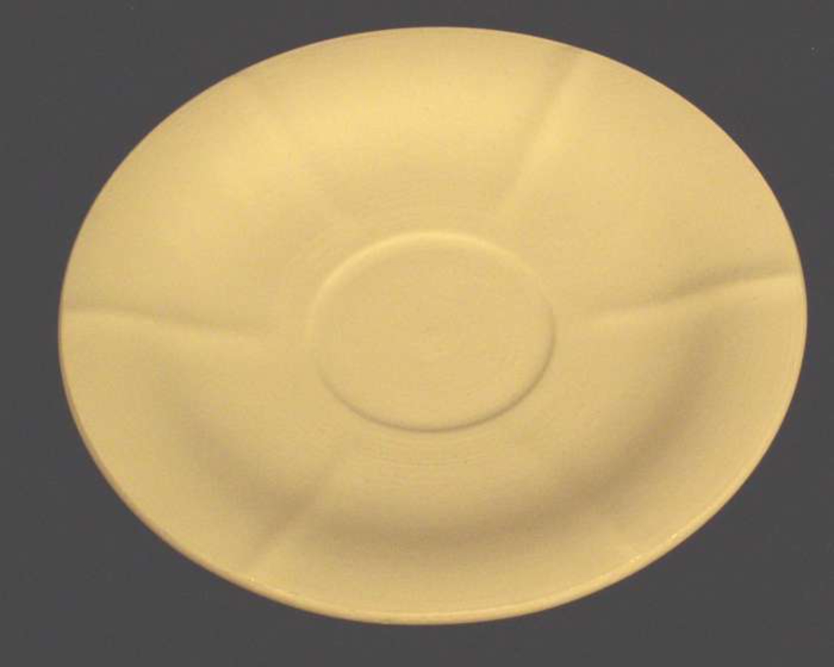 Enkel skål med 6 uthevde striper i samme farge som skåla.