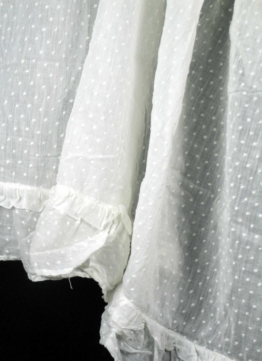 Hvit gardinkappe i bomull med innvevde prikker. (9-10 prikker pr.10 cm) Rynkekappe.