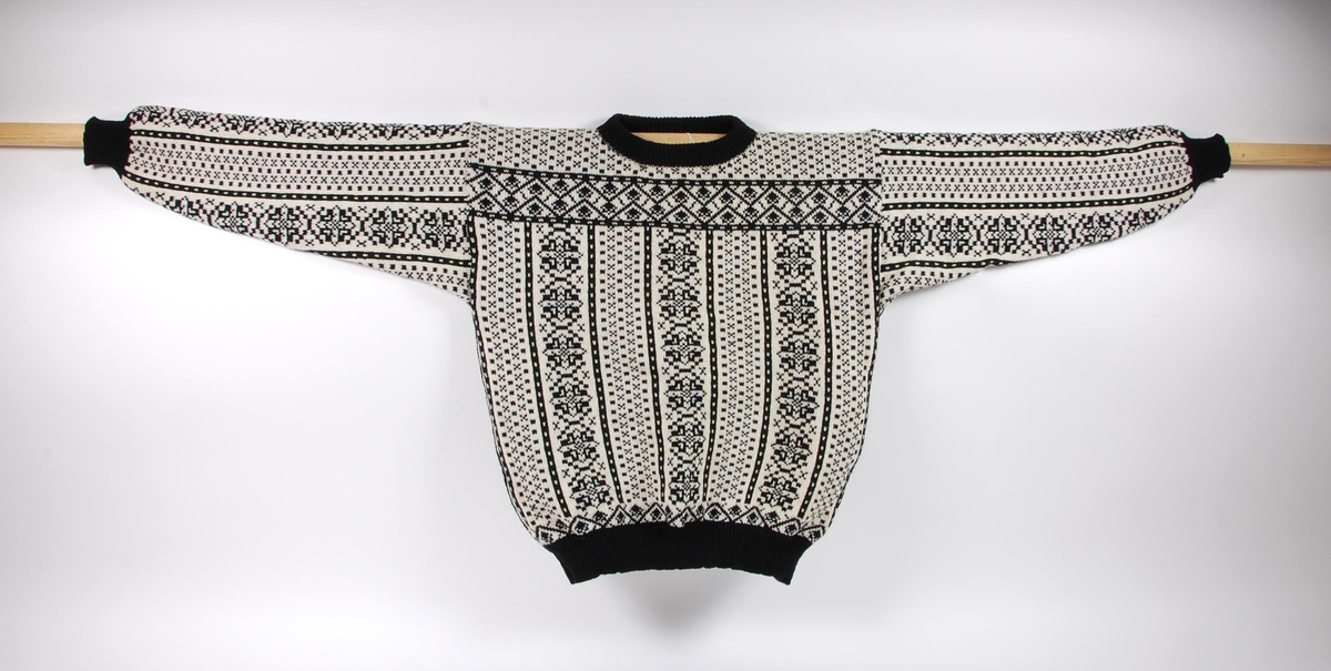 Sort og hvit mønstret genser strikket av ull.