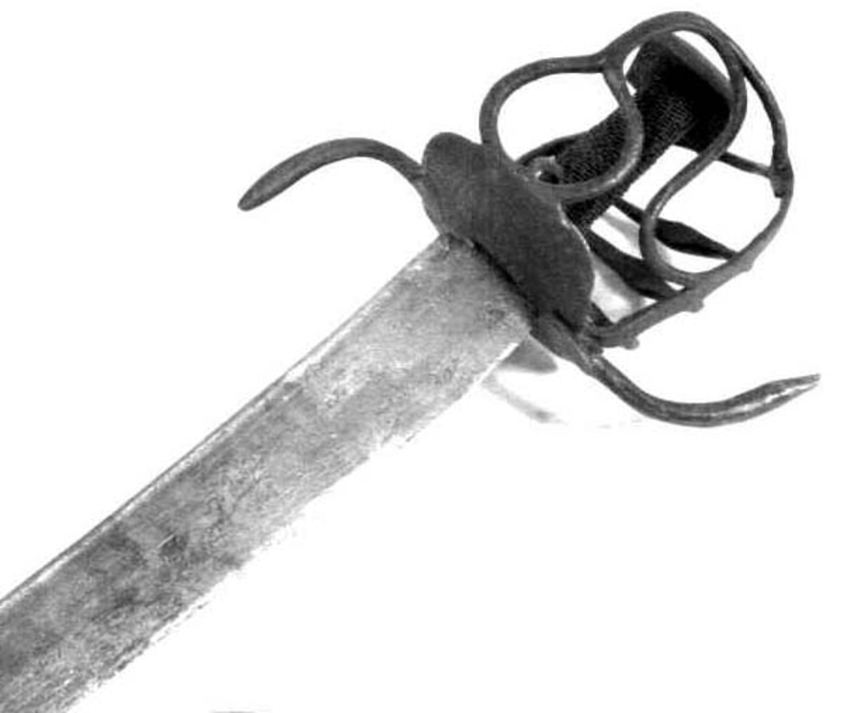 Rund tønneformet knapp i tre. Asymmetrisk feste med tre sidebøyler som har fortykninger på midten på utsiden og tommelbøyle og to sidebøyler på innsiden. Nyreformede parérplater. S-formede runde parérstenger med fortykkede avslutninger på endene. Fremre parérstang er nyere.
Tregrep med jerntrådvikling.
Enegget krum kline med smal ryggstillt blodrand. Smedmerke på venstre side. Klingespissen er dekorert med tre små hull.