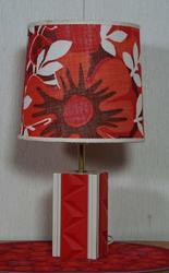 Lampe. Nattbordslampe med firkantet fot i tre og blomstret rød skjerm.