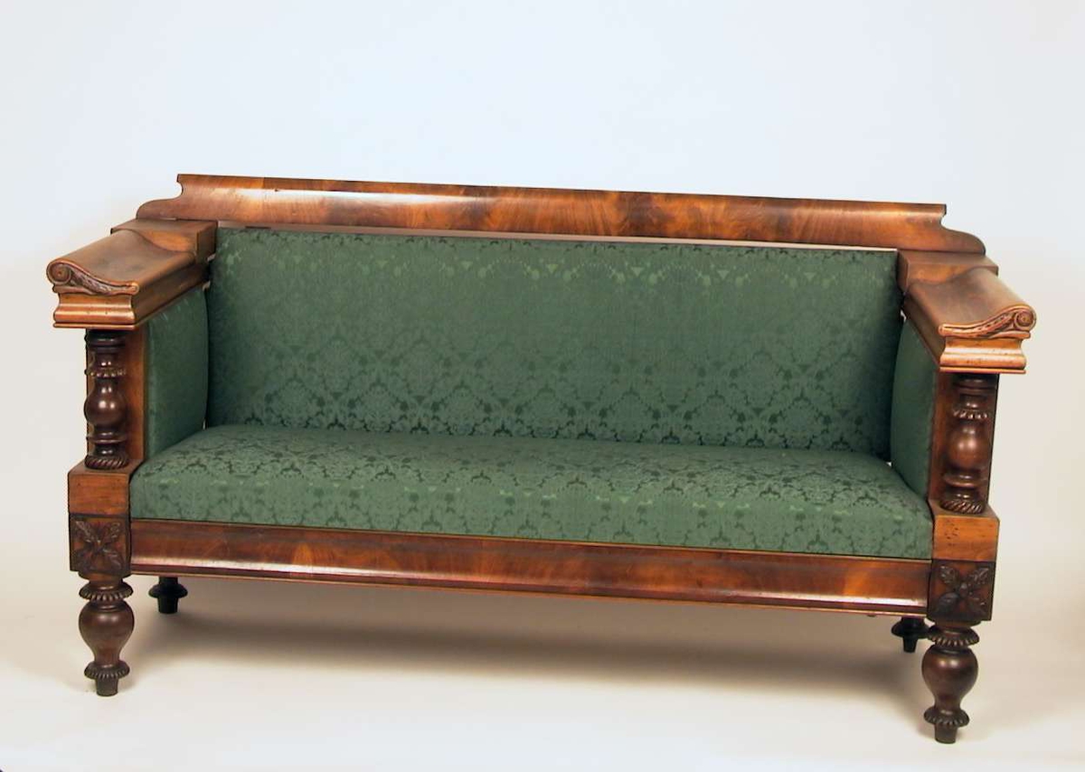 Salongen består av bord, sofa og 5 stoler.