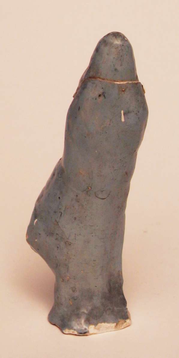 Madonnafigur i lys blå kappe. Figuren er laget i gips. 