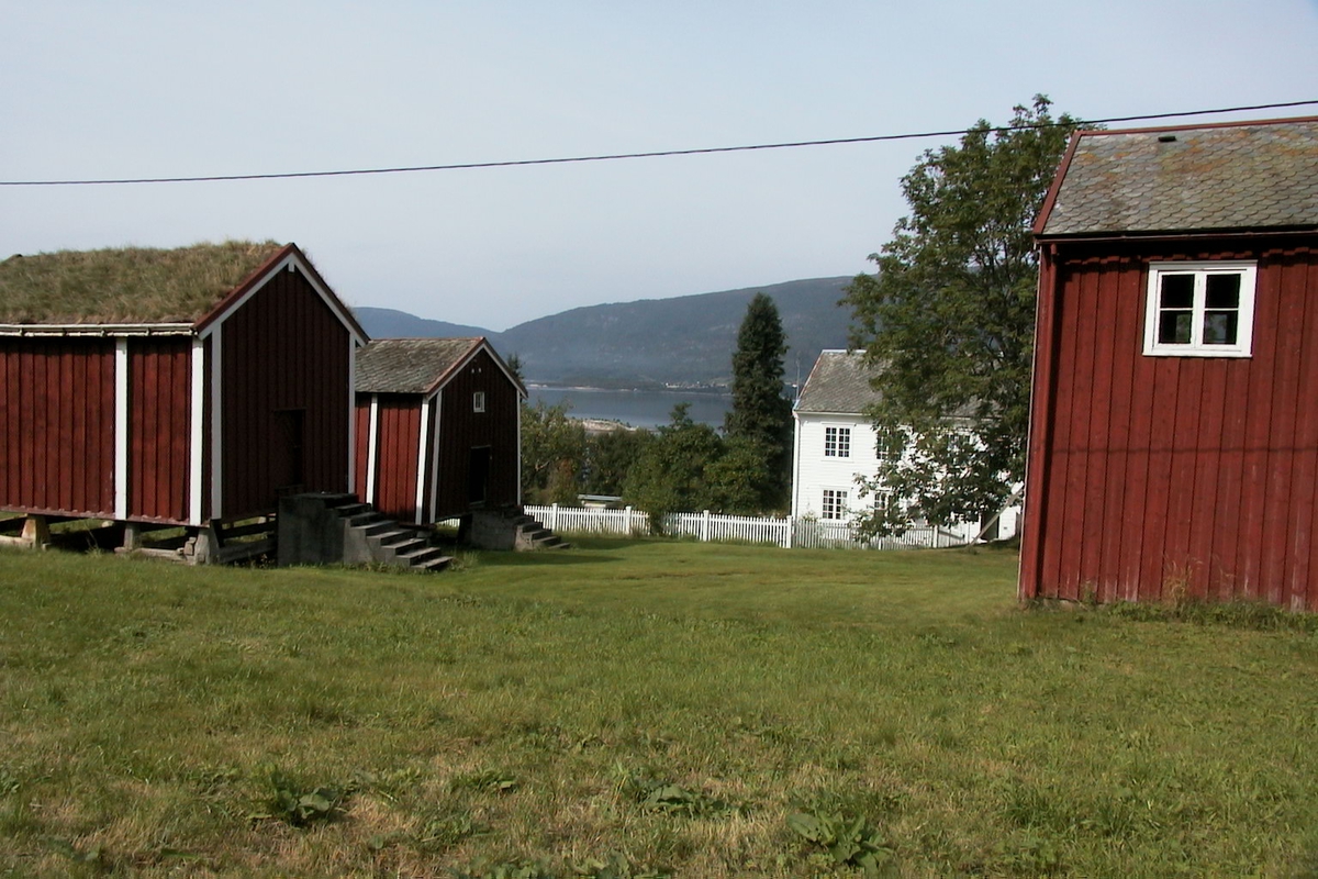 DOK:2002, Nesset prestegård, stabbur, tuntre,