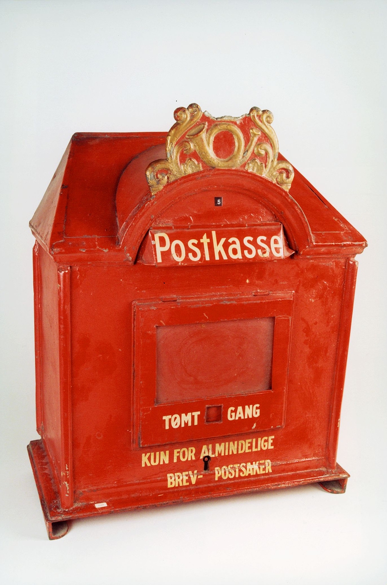 Postmuseet, gjenstander, postkasse, brevkasse, nøkkelhull, med plakat, vindu for antall ganger kassen er tømt, posthorn (Postlogo) og ornamenter, Postkasse tømt - gang Kun for almindelige brev- og postsaker, fra før 1956.