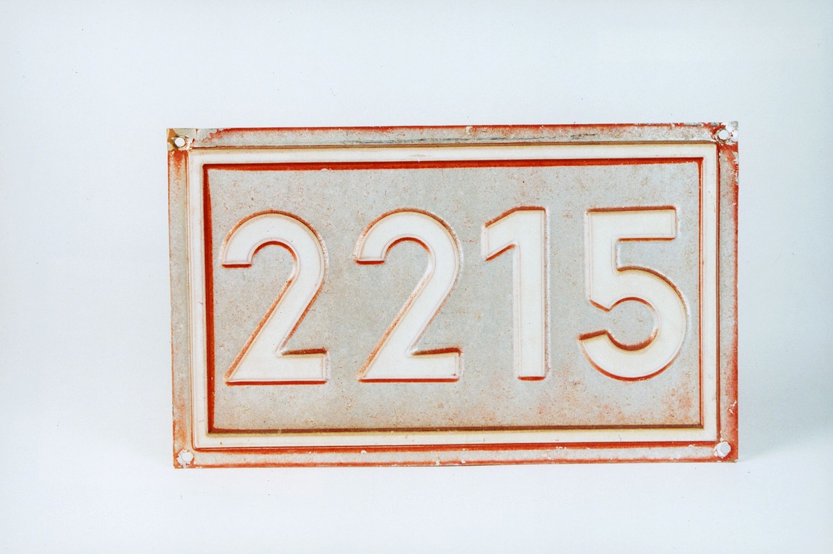 Postmuseet, gjenstander, skilt, stedskilt, nummerskilt, 2215 (Matrand).