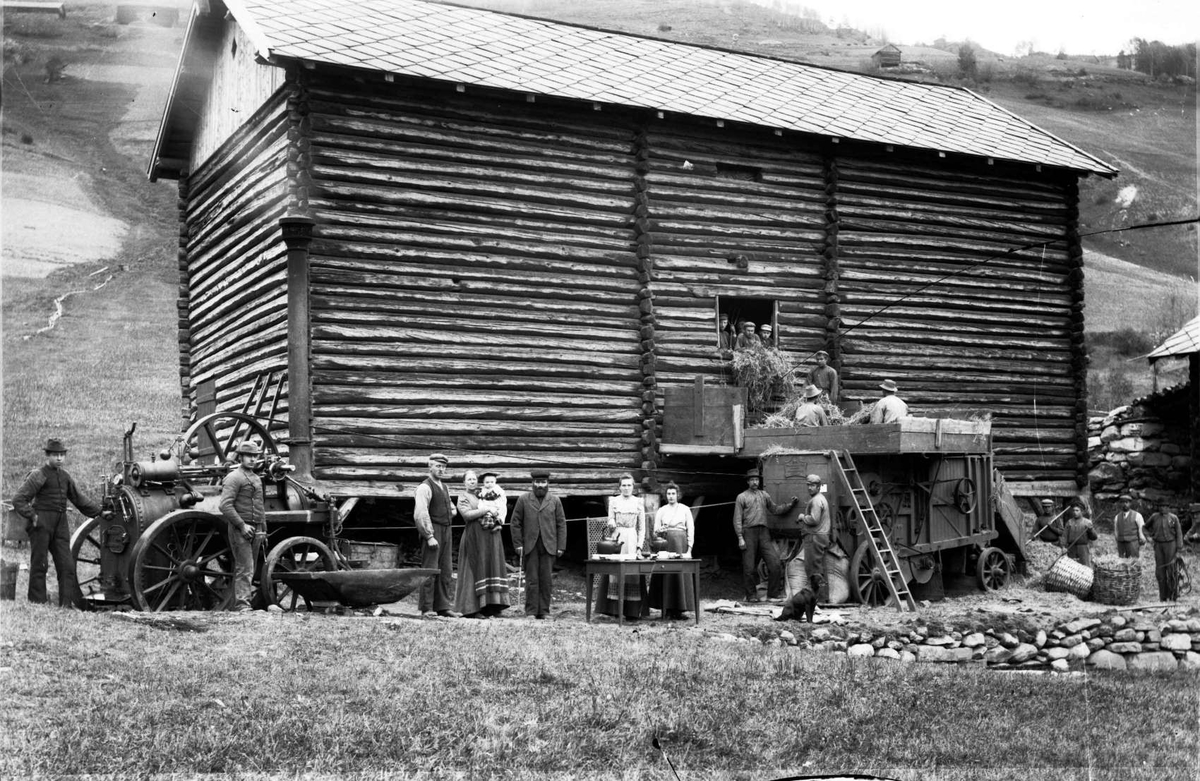 Nord Fron, 30.09.1901. Treskemaskin N. 01 på garden Brandvold Nedre.