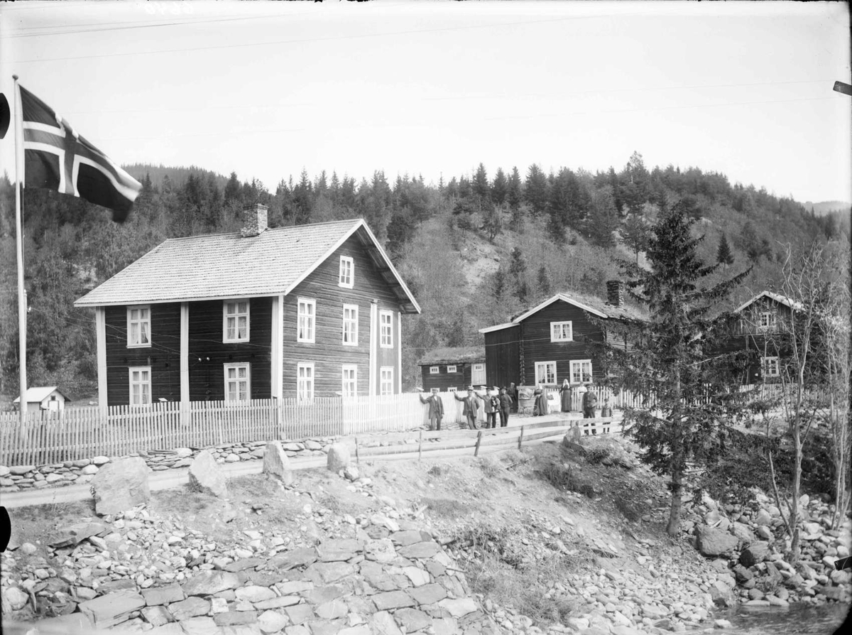 Gaarden Tromsnæs. 16/6 - 02. Vei, gjerde, personer, flagg