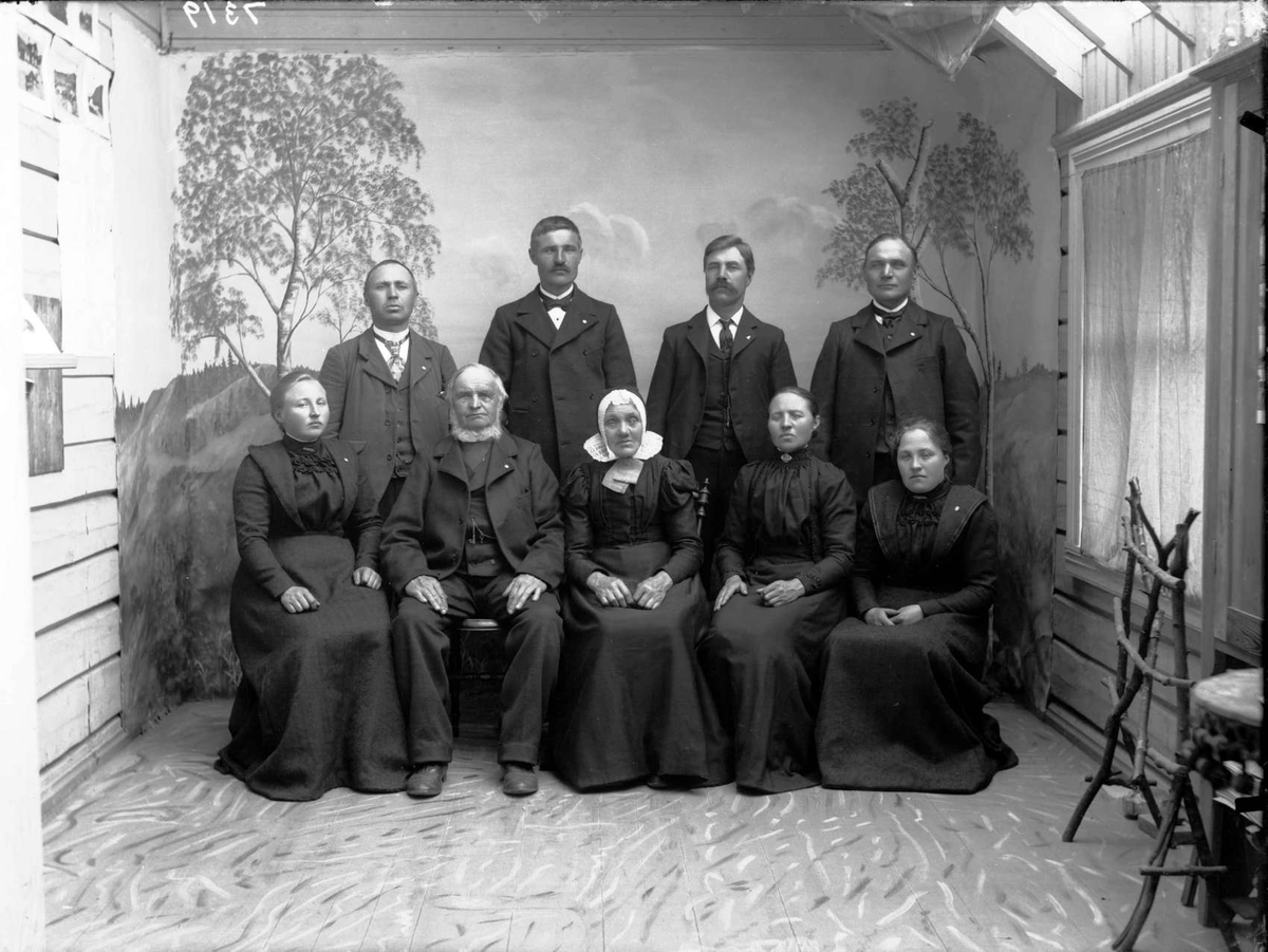 12.07.1903. Ole Rolstad med familie. Familiebilde