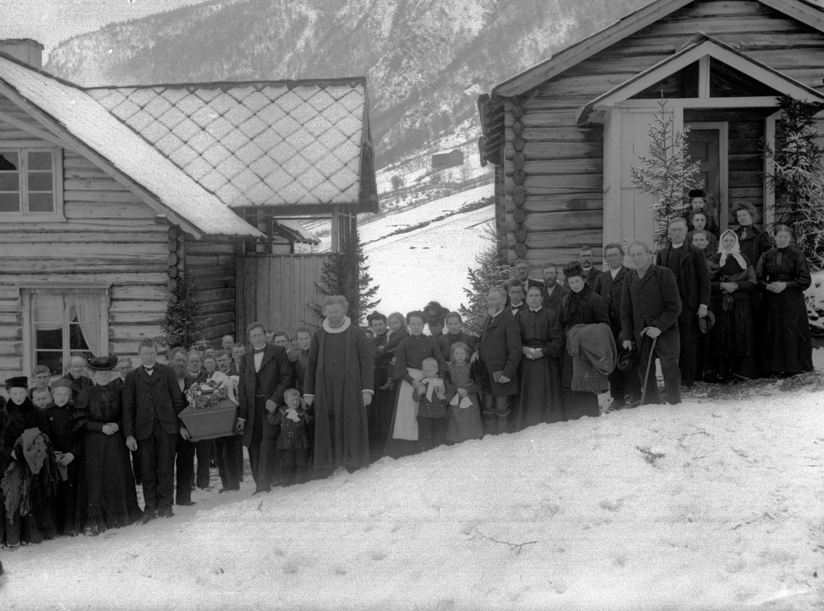 Kort: Jakob Bergums fars begravelse 18.03.1906. Otta. Gruppebilde, båre, prest, begravelsesfølge. Avdøde er Ole (Ola) Iverson Bergum, f. 25.05.1830, d. 25.02.1906