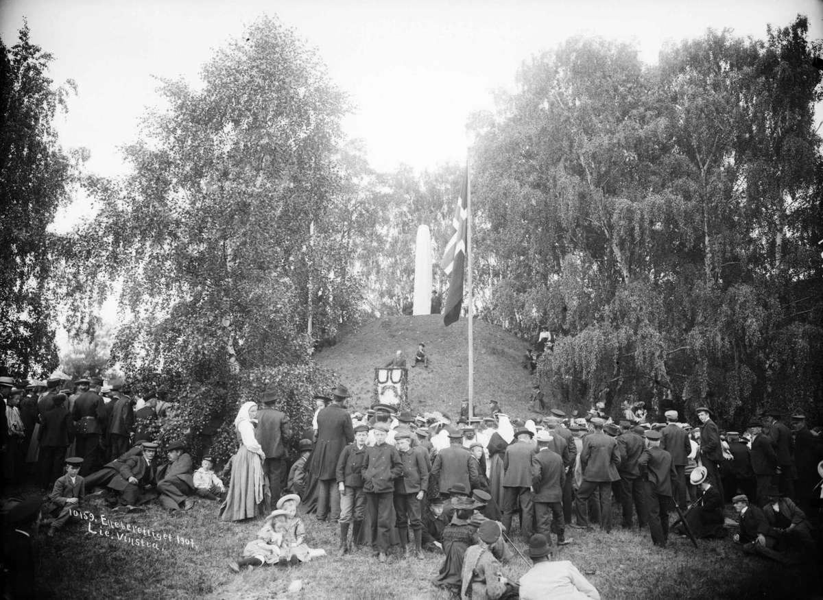 Olav støtten før avsløringen. 28.07.1907 Hundorp, folkemengde, talerstol, norske flagg, bjørketrær