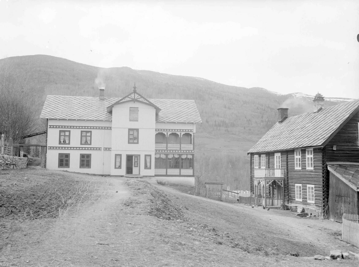 Konv: 19.05.1908. Nord-Fron. Gården Bø, Ruste. Hovedbygningen i sveitserstil, bygning av laftet tømmer i sveitserstil