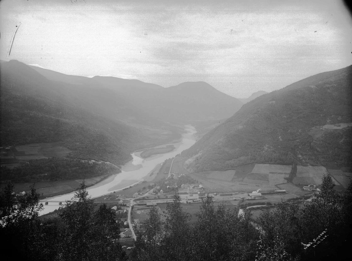 08.09.1908. Utsikt over Otta og Ottadalen. Elv, bro, vei, bebyggelse, dyrket mark, fjellformasjoner.