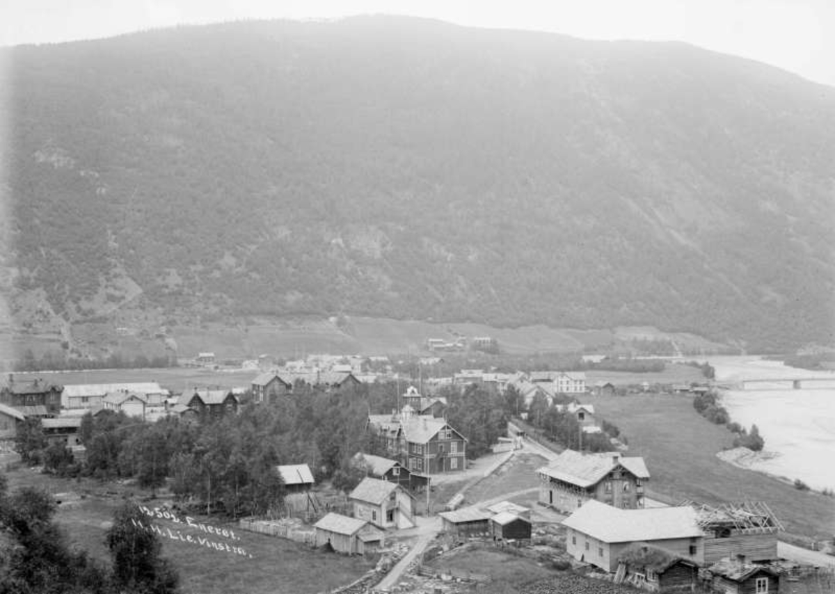 30.07.1909. Otta sett fra skiferbruddet. Bebyggelse, tettsted, elv, bro, vei, åsside.