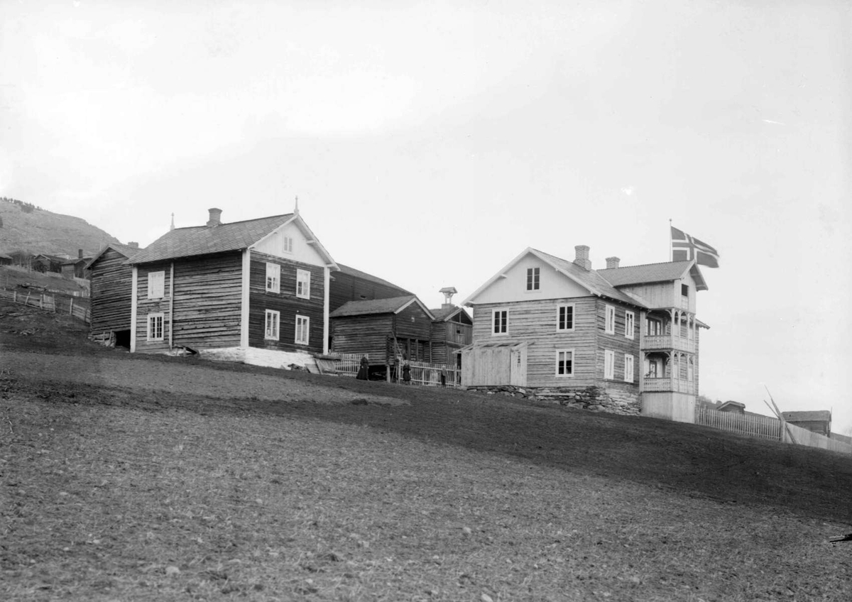 Nord-Fron 15.05.1910. Gården Ilstad. Bolighus, uthus, flagg.