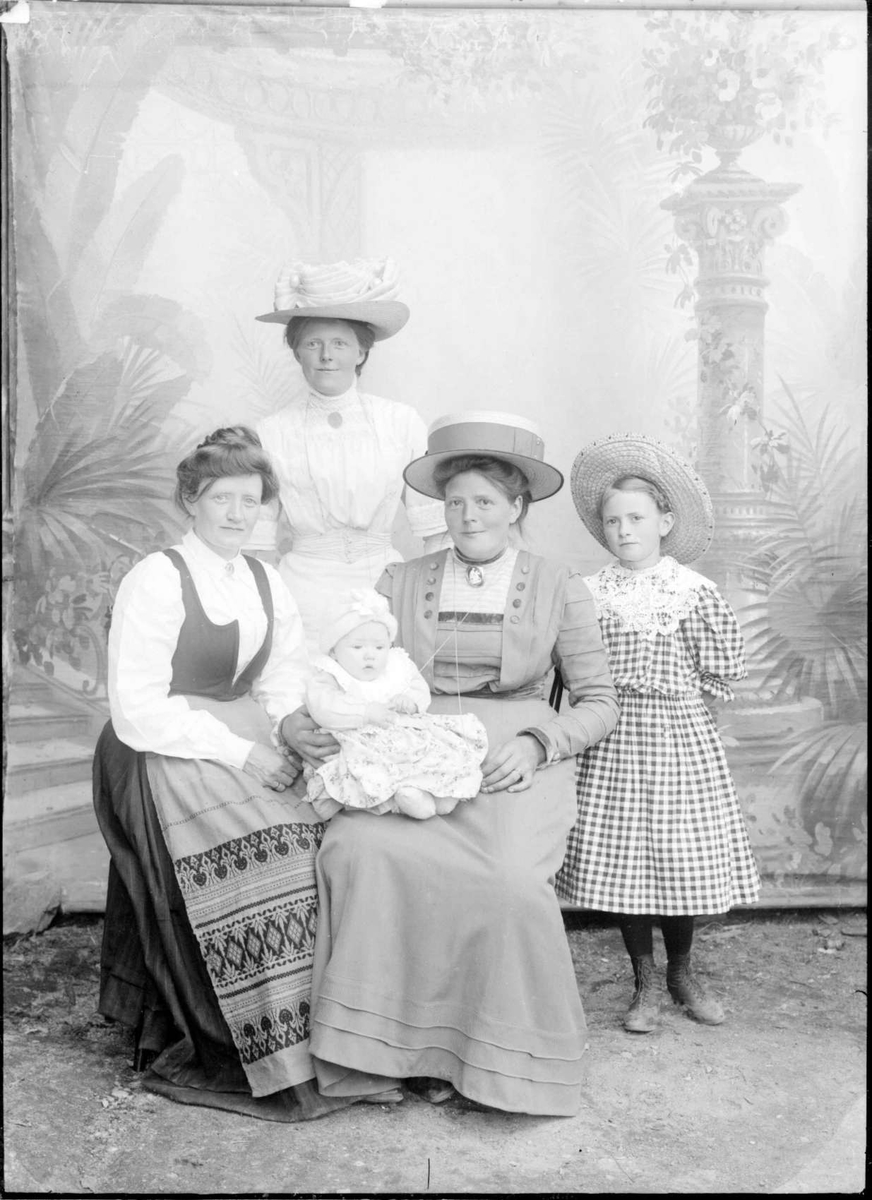 Hanna Sande`s gruppe. 06.06.1910.
Tre voksne kvinner , en jente og en baby  på fanget til den ene kvinnen.