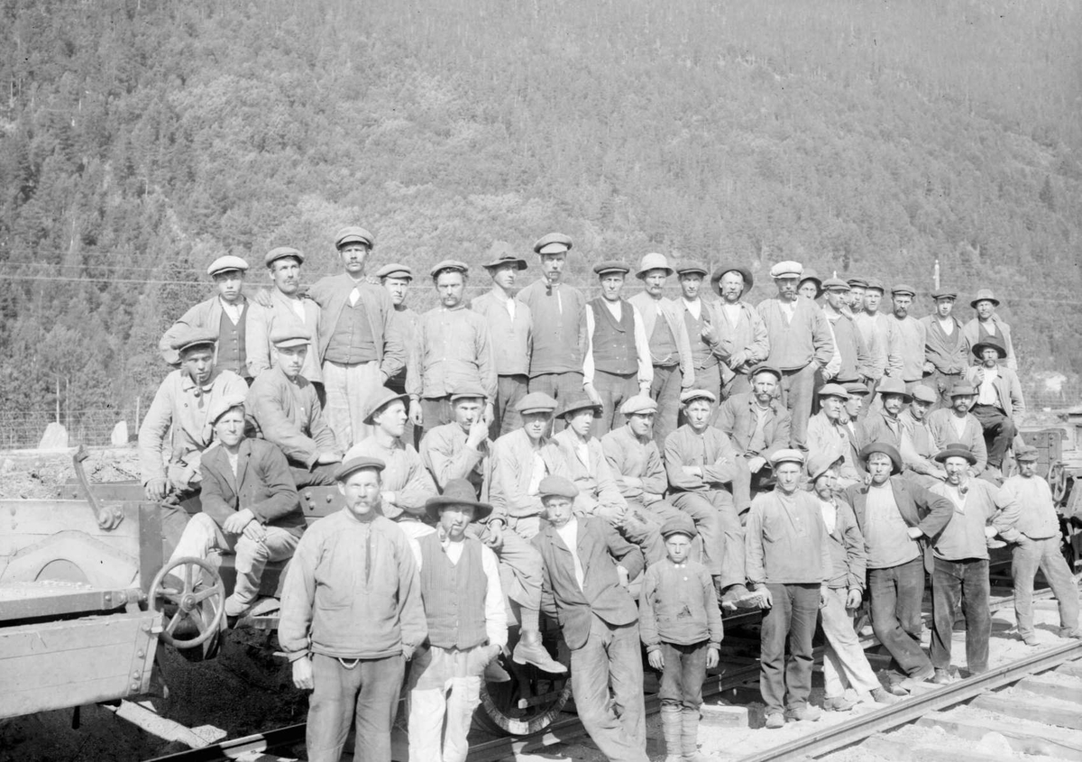 Kort: Dovre 31/8 1913 Anton Pedersens lag en (Dovreskogen) Konv: Anton Pedersens lag 31/8-13