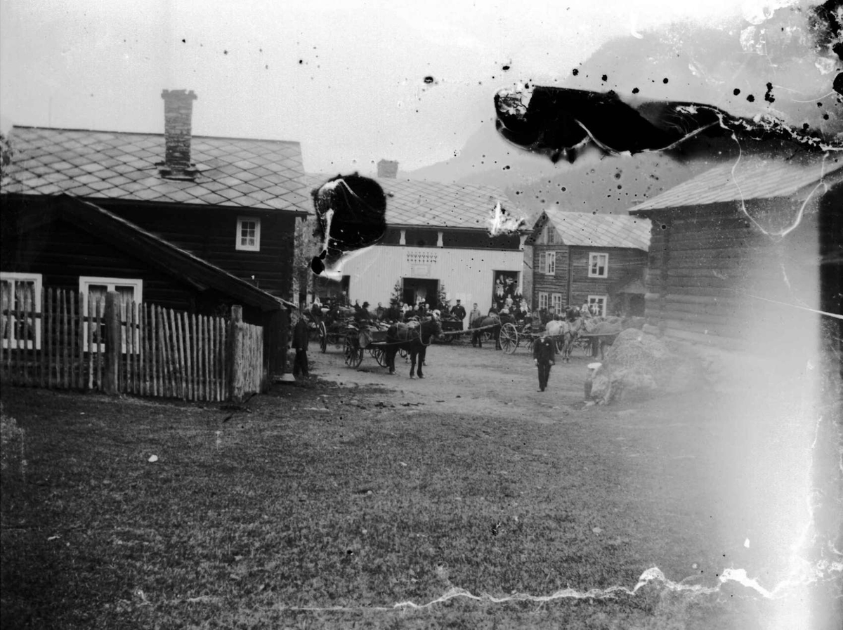 Kolloen Gjestgiveri. Sjoa, Nord-Fron. Personer, hester og karjoler Før 1910.