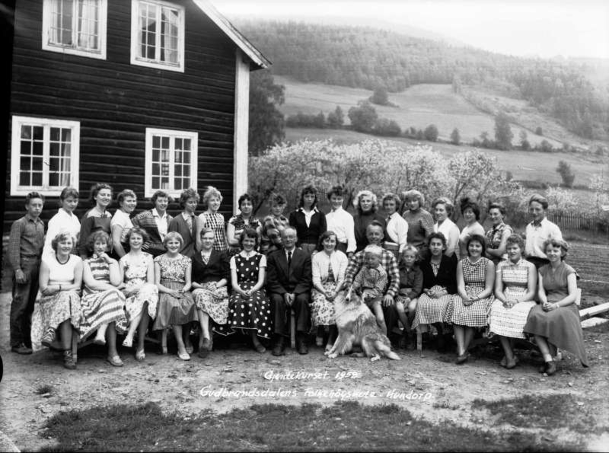 Hundorp. Gudbrandsdalens Folkehøgskule. Jentekurs 1958.