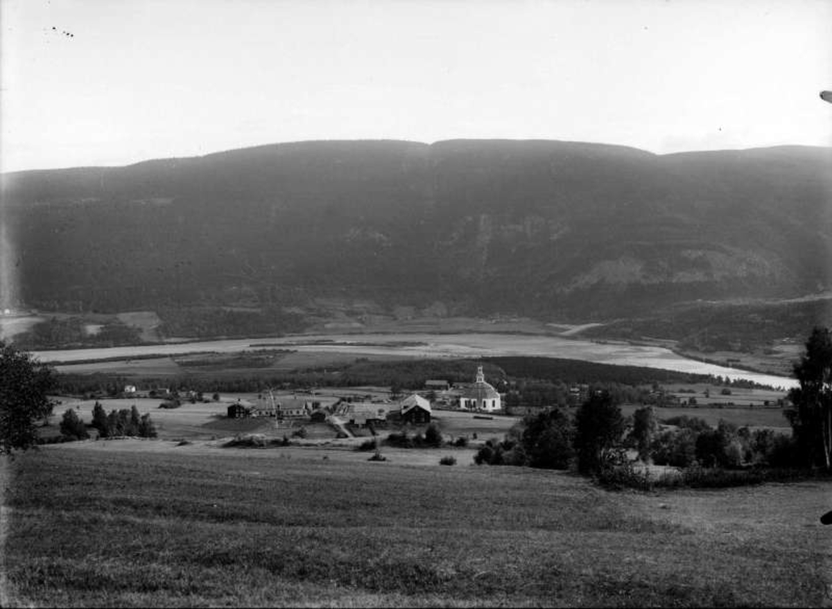 Hundorp. Sør-Fron kirke og prestegården i forgrunnen. Mot sør.