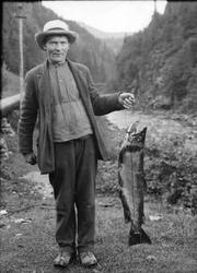 Ringebu. Jon Kaurstadstuen med ørret på 7,4kg. 2 negativer  