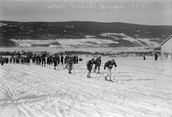 Birkebeinerrennet 1933. Start på Lysgårdsjordet. Fra høyre: 