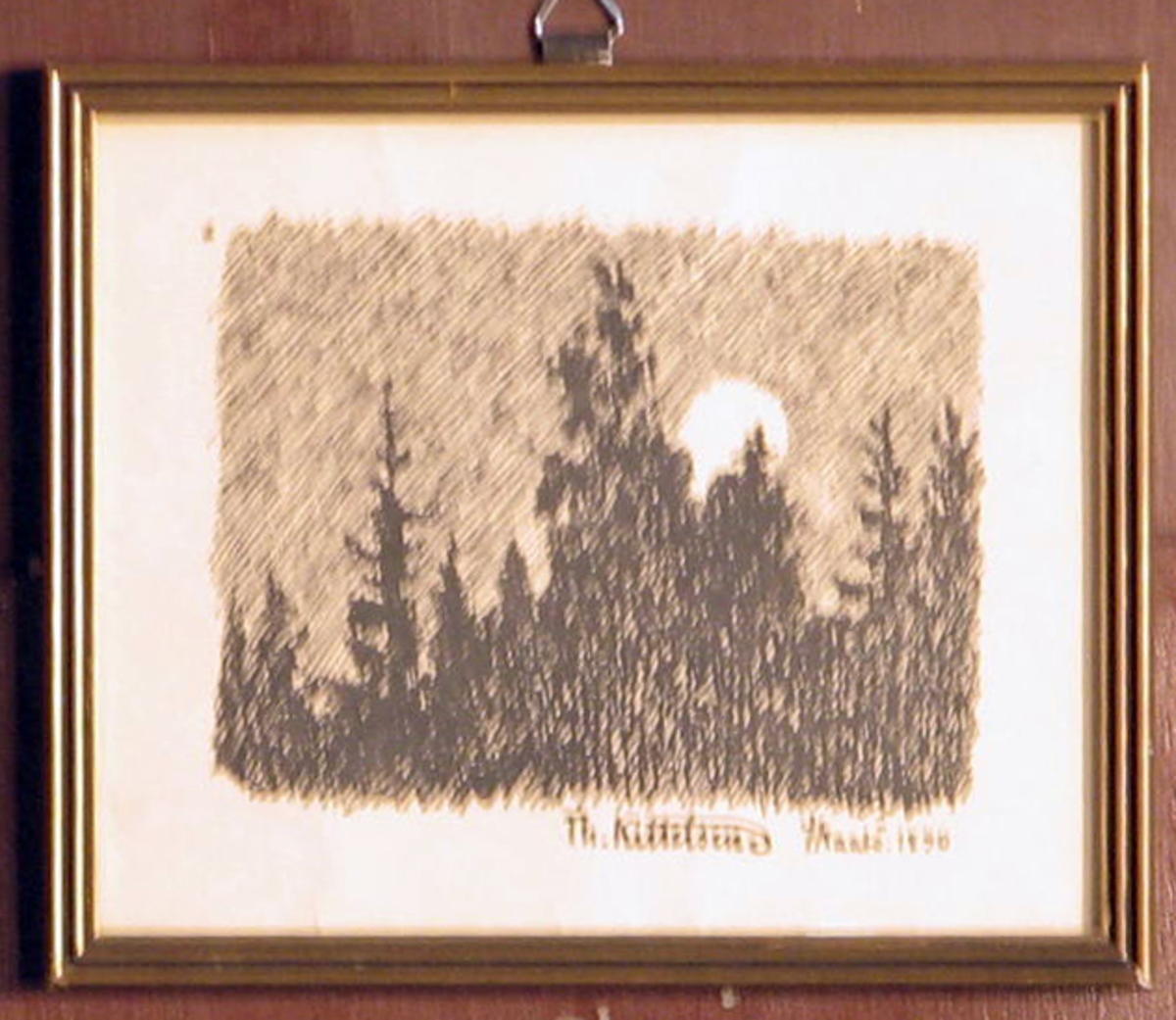 Rektangulær. Graner i silhouett, sol el. måne.

