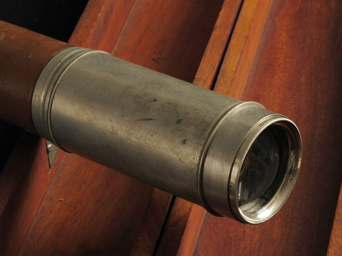 Langkikkert,  laget av  Troughton & Simms, London, 1863.  
a) Kikkert.   Forkrommet   metall,  brunt skinn. Lang sylinder med forkrommet del i hver ende, kanelbrunt skinn pm.  Når den smale ende trekkes ut, kommer flg. tekst til syne: 

" Presented by the British Government to Captain J. M. Smith, Master of the Norwegian Barque "Solon" of Arendal,   in acknowledgement of his humanity and kindness to the   Master and Crew on the Barque "Lemuel" of Souht Shields,  whom he rescued from their sinking Vessel on the 22nd   September 1863."  Under: " Troughton & Simms, London."  

b) Etui.   Mahogni  med litt grønn filt.  Langt etui med flatt lokk og to   messing  kroker i siden. Nedsenket felt med avskårne hjørner midt på lokket,  har vært pålimt etikett med tekst iflg. protokoll: Captain J. M. Smith. 

Tilstand febr. 1967: kikkerten god. Etuiet en del oppskrapet i toppflaten.