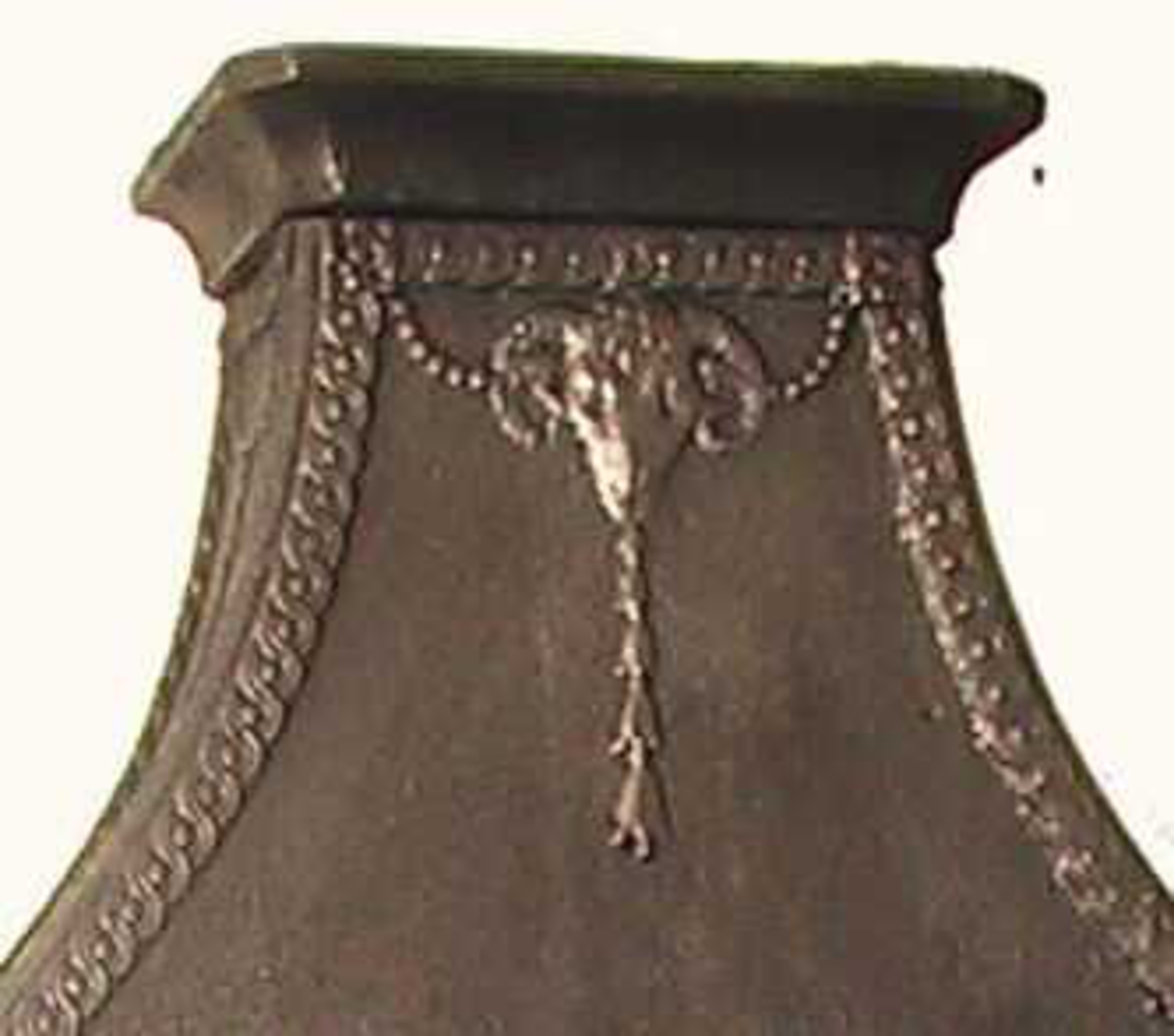 Vase, bukkehoder, perlefelt, perleguirlandre