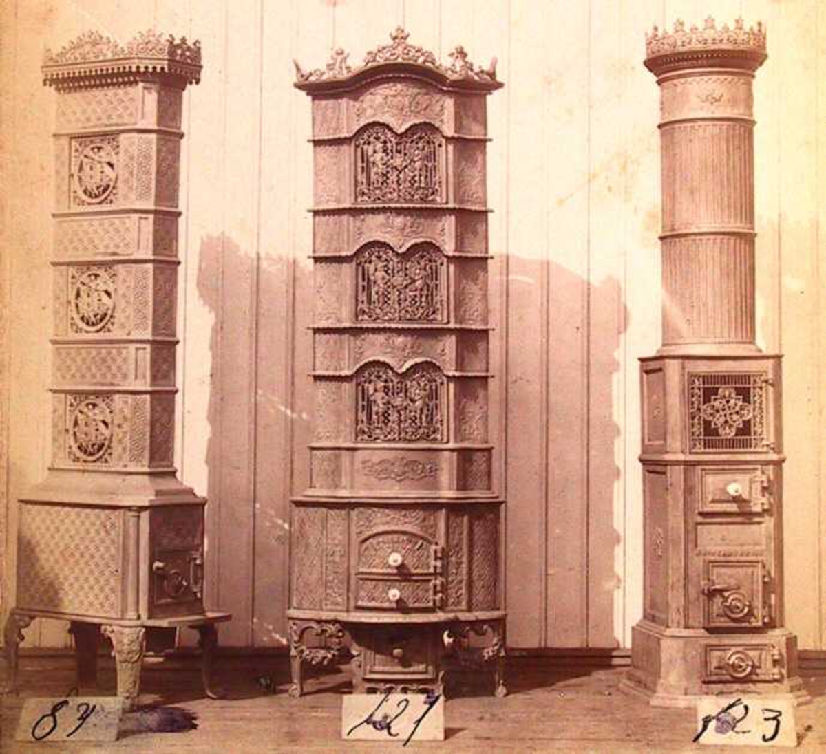 Havstad Støberis ulike produkter, på et tidspunkt, trolig i 1870-årene: Jernovner, jernkomfyrer, bryggepanner, bygningsstøpegods (jernvindusrammer), strykejernsovner, gravkors, etc. 