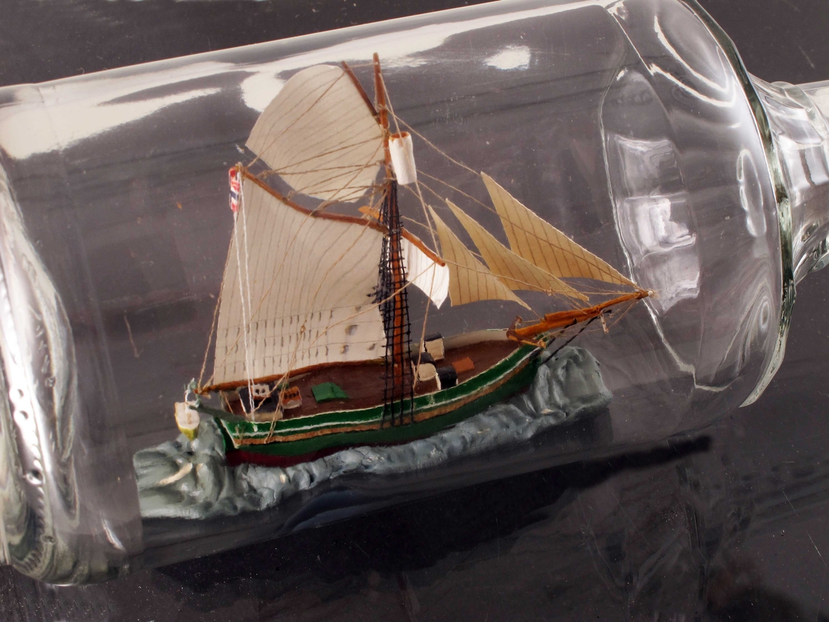 Jakten "Gjøa", Roald Amundsens skip gjennom Nordvestpassasjen 1903-1906. Grønnmalt skrog med sort og hvit stripe. Norsk flagg i riggen.