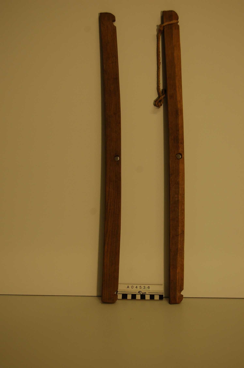 A: 39cm skaft,+ 12 cm "ben" + 7cm diam. trinser, skaft 3 cm diam., nedre del 26 cm bredde, festet med trenagle i midten og vippbar.
B: ?, 59cm
C: ? 63 cm .
D:vippe, 56cm, m.jernkrampe for opheng,
E, F, G, ??
H+I: to vipper, 63cm
J, K,L: 3 kiler, ca 12 cm