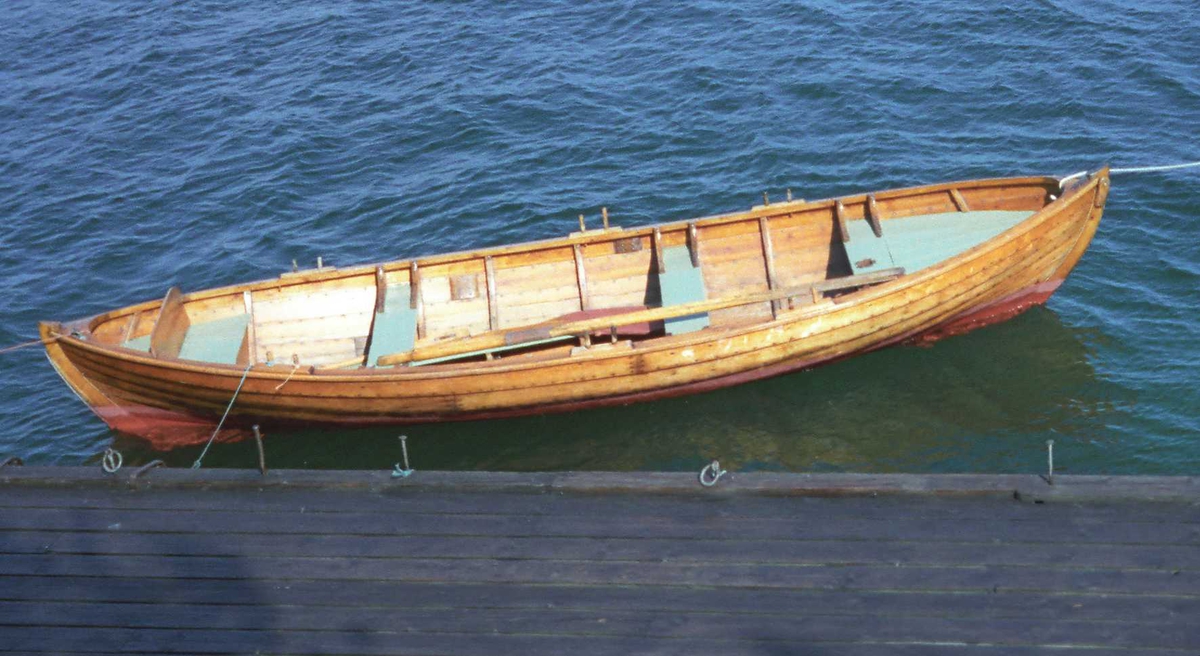 Skjekte, klinkbygd, bygget for seiling. 3 par tollepinner for årer. Utstyrt med relativt stort råseil (luggerseil) og ballast (to av tiljene var laget av sement). Langsgående setebenker midtskips nær bunnen.