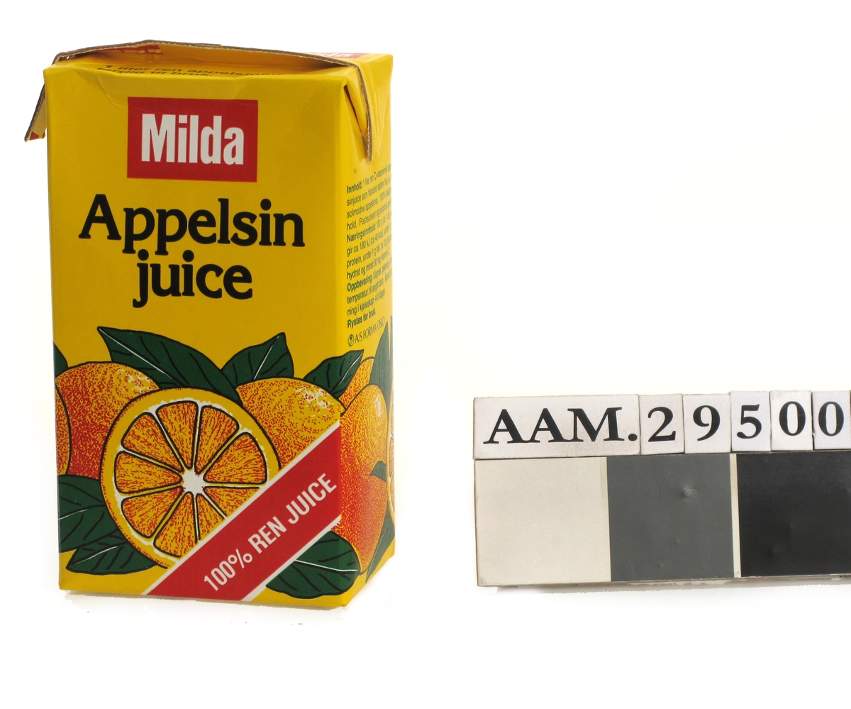 Appelsin, overskåret og hel, appelsinblader