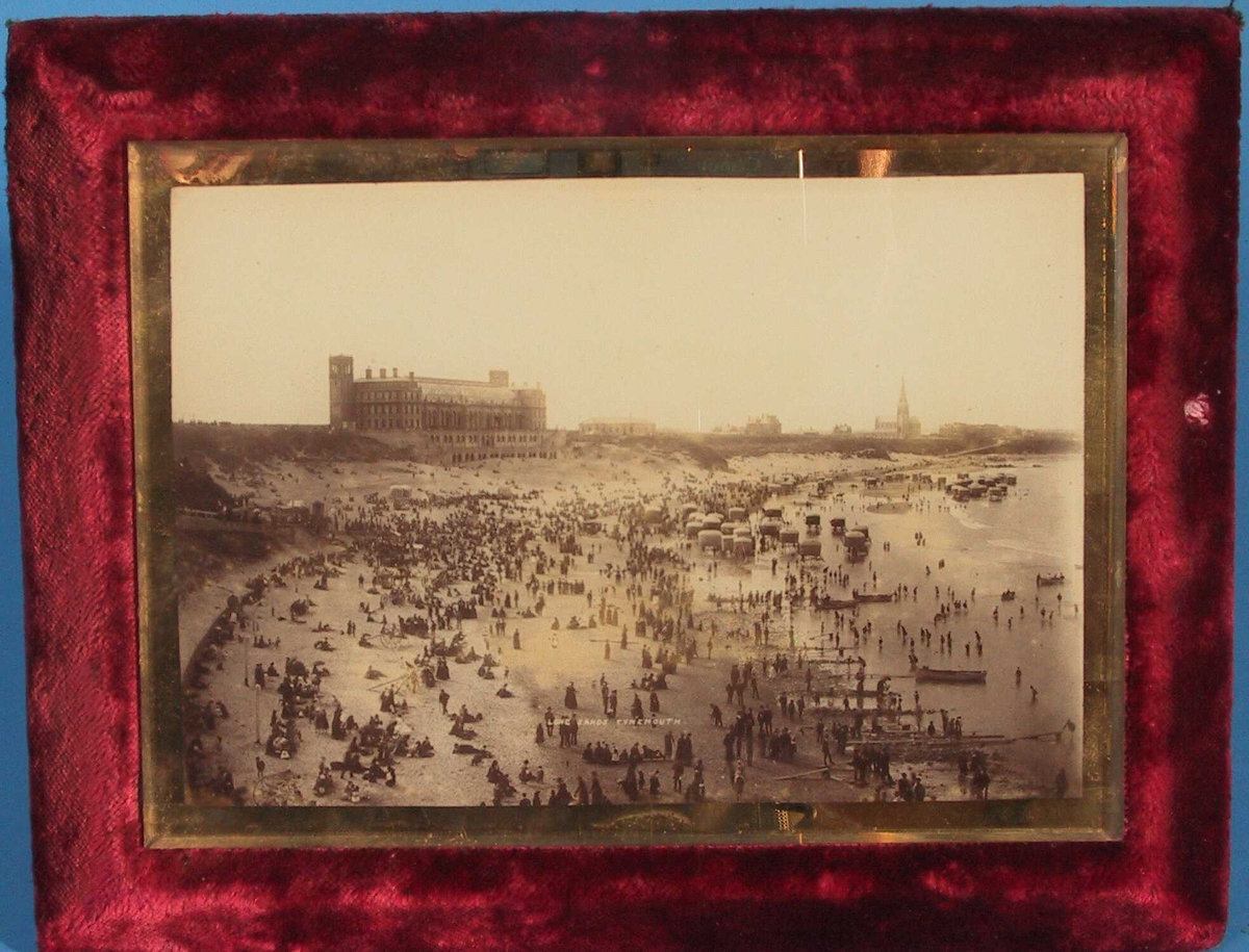 Prospekt fra Tynemouth, England.   Long Sands Tynemouth.   Badestrand full av mennesker,  stort   hotell  i bakgr. tv. 
