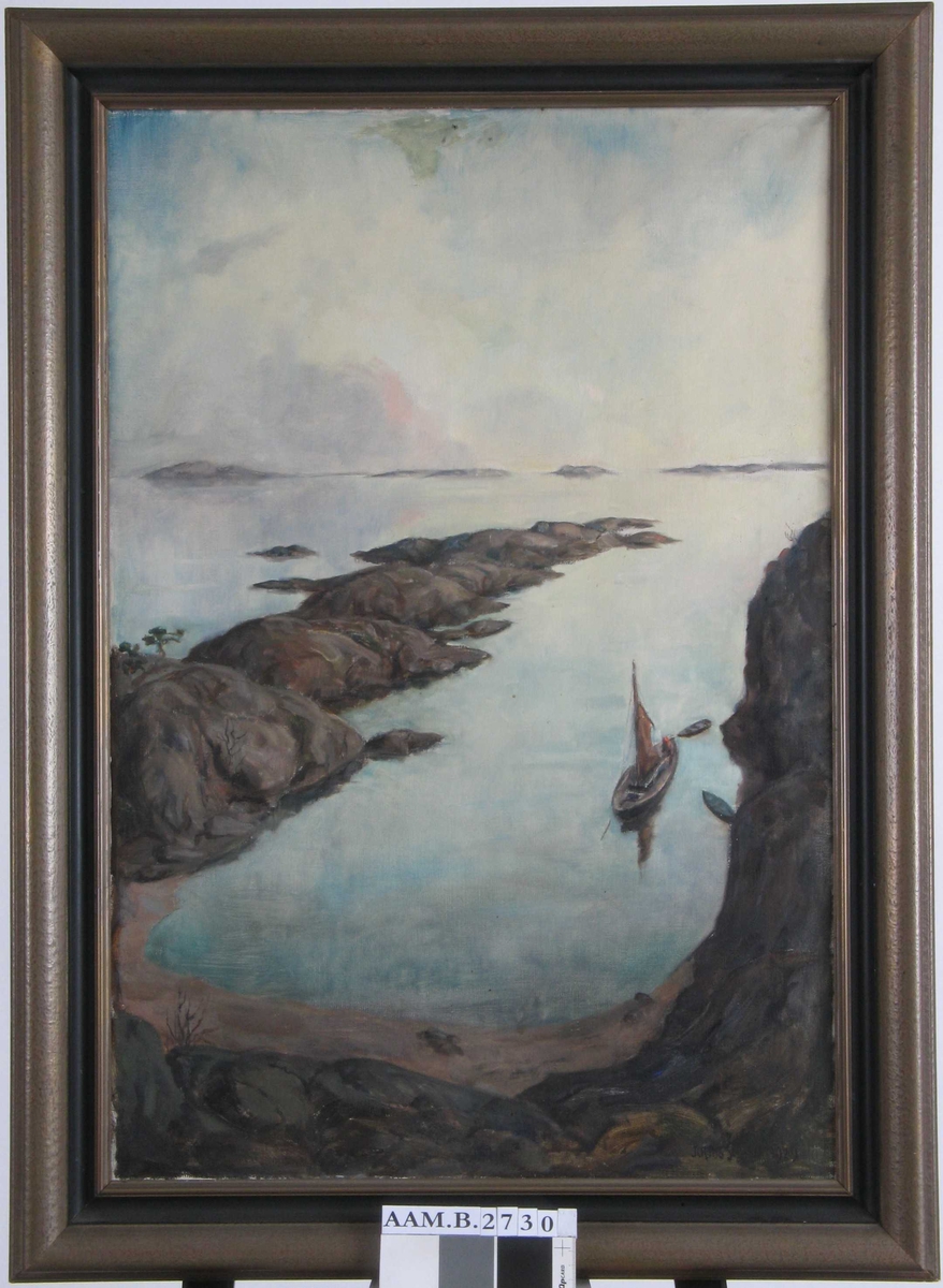 Kystlandskap. En vik med en seilebåt,  en lang tange utover fra venstre og innover i bildet. Holmer i horisonten.  