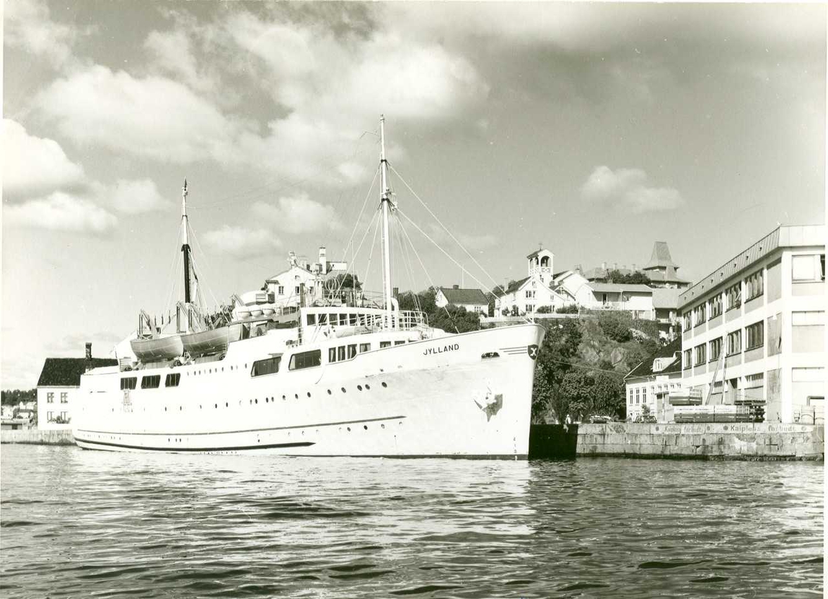 Fartøybilder fra Agder

Navn: Jylland
Kjennetegn: LIJK
Type: M/ferje
Bygget 1943 ved Pullman Standard Car Mfg. Co., Chicago
Eier: A/S Kristiansands Dampskibsselskap
Kilde: Veritas: 1959
Drektighet: 313 t

Bilde 1: (Øverst)
Arkivref: Fartøybilder 38, AAA jnr. 888-1968
Tekst: Galtesund. Gave fra journalist Leif Gjertsen, Arendal, 20. november 1968. Foto Klæbo Arendal.
Opprinnelig filreferanse i eDepoet: F0121_Fartøybilder-SMW_090525\Jylland MS

Bilde 1: (Nederst)
Tekst: "Jylland" Arendal. AAA jnr. 311 - 1967-15

Bilde 2:
Arkivref: Fartøybilder 38, AAA jnr. 690-1964
Tekst: M/S "Jylland" 1959. Foto: Birger Dannevig, Arendal. Gave fra Birger Dannevig, Arendal. 12. nov. 1964. AAA jnr. 690, 1964
Opprinnelig filreferanse i eDepoet: F0121_Fartøybilder-SMW_090525\Jylland MS I


Bilde 
Arkivref: Fartøybilder 38, AAA jnr. 311-1967/15
Opprinnelig filreferanse i eDepoet: F0121_Fartøybilder-SMW_090525\Jylland MS

Bilde 3:
Arkivref: Fartøybilder 38, AAA jnr. 311-1967/16	
Tekst: Tyholmen
Opprinnelig filreferanse i eDepoet: F0121_Fartøybilder-SMW_090525\Jylland MS 1959


Bilde 4: Som bilde 1.