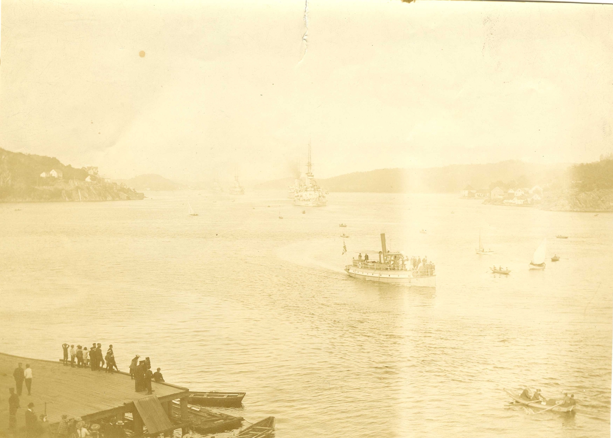 Fartøybilder fra Agder
Se foregående bilde

DS "Kvik", bygget ved Bergens mek. Verksted, hjemmehavn Tvedestrand 1865-1924.
Kilde Fartøybilder, boks 42, AAA Neg. nr. 26354
Baksidetekst: Tromøysynd. Til venstre Batteribryggen. Gave 17. august 1961 fra Chr. Poppe, Arendal

Opprinnelig filreferanse i eDepoet: F0121_Fartøybilder-SMW_090525\KVIK II