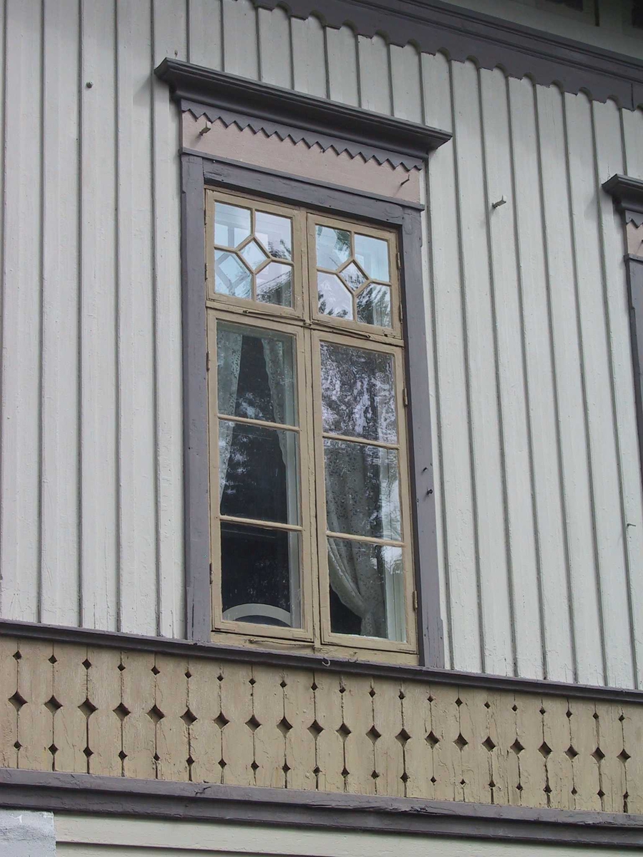 Langsæ gård. Våningshus i sveitserstil oppført 1857. Vindu og panel. 
