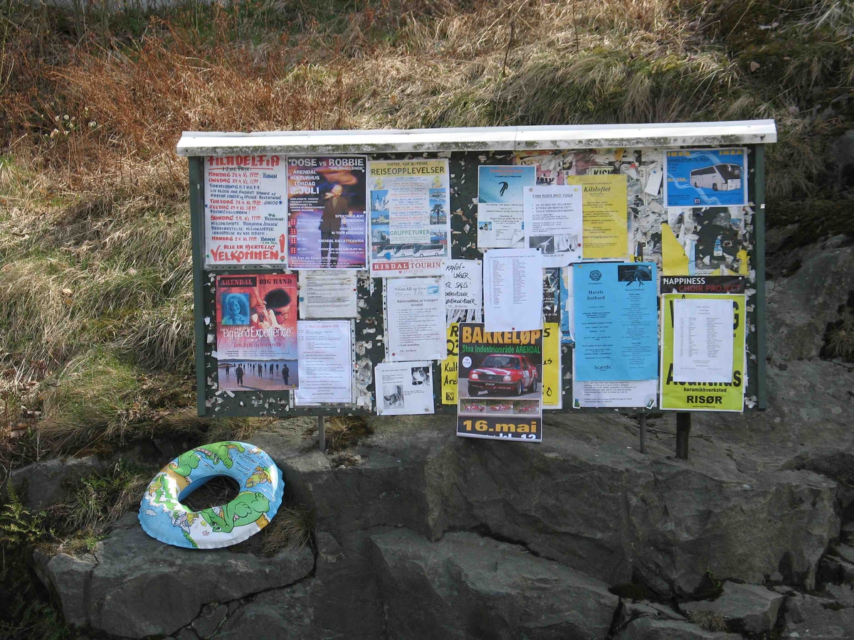 1.mai på Eydehavn. Oppslagstavlen ved veien foran bedehuset. Her henger bl.a. programmet for 1.mai feiringen på Eydehavn. 
