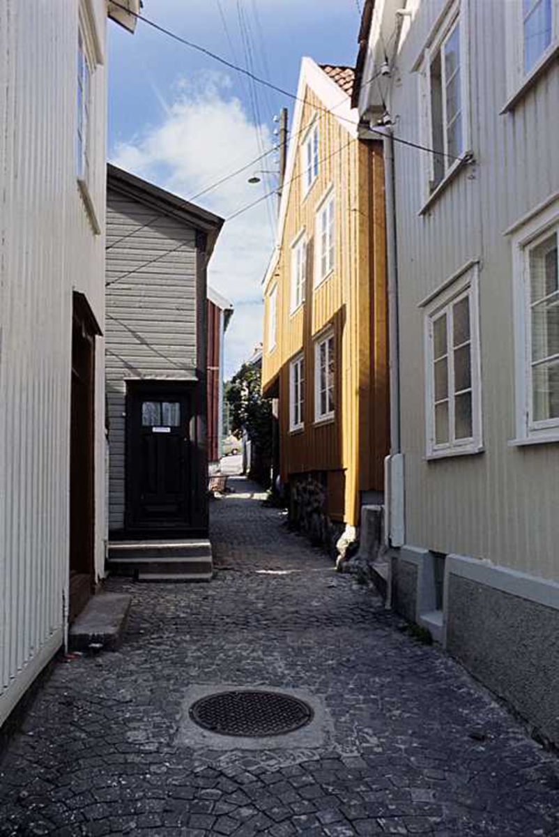 Gateparti fra Kampebakken. Brostein, kumlokk. 