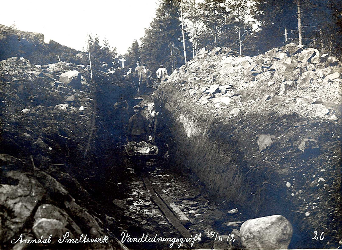 "04/11-1912" Nitriden. Smelteverket. Vannledningsgrøft for tilførsel av drikkevann til bedriftene fra Ulfsryggtjern og Stemtjern. Planker for kjøring av trillebår av tre med jernhjul. Dype grøfter.