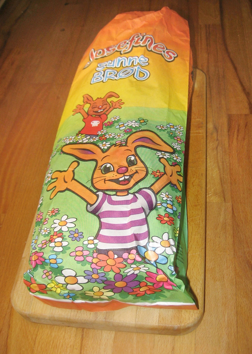 Forsiden: Tegning i farger av to kaniner som står med armene ut i en blomstereng.
Baksiden: Tegning i farger av flere smådyr med ballonger som krysser hverandre.
Nøkkelhull ikon.