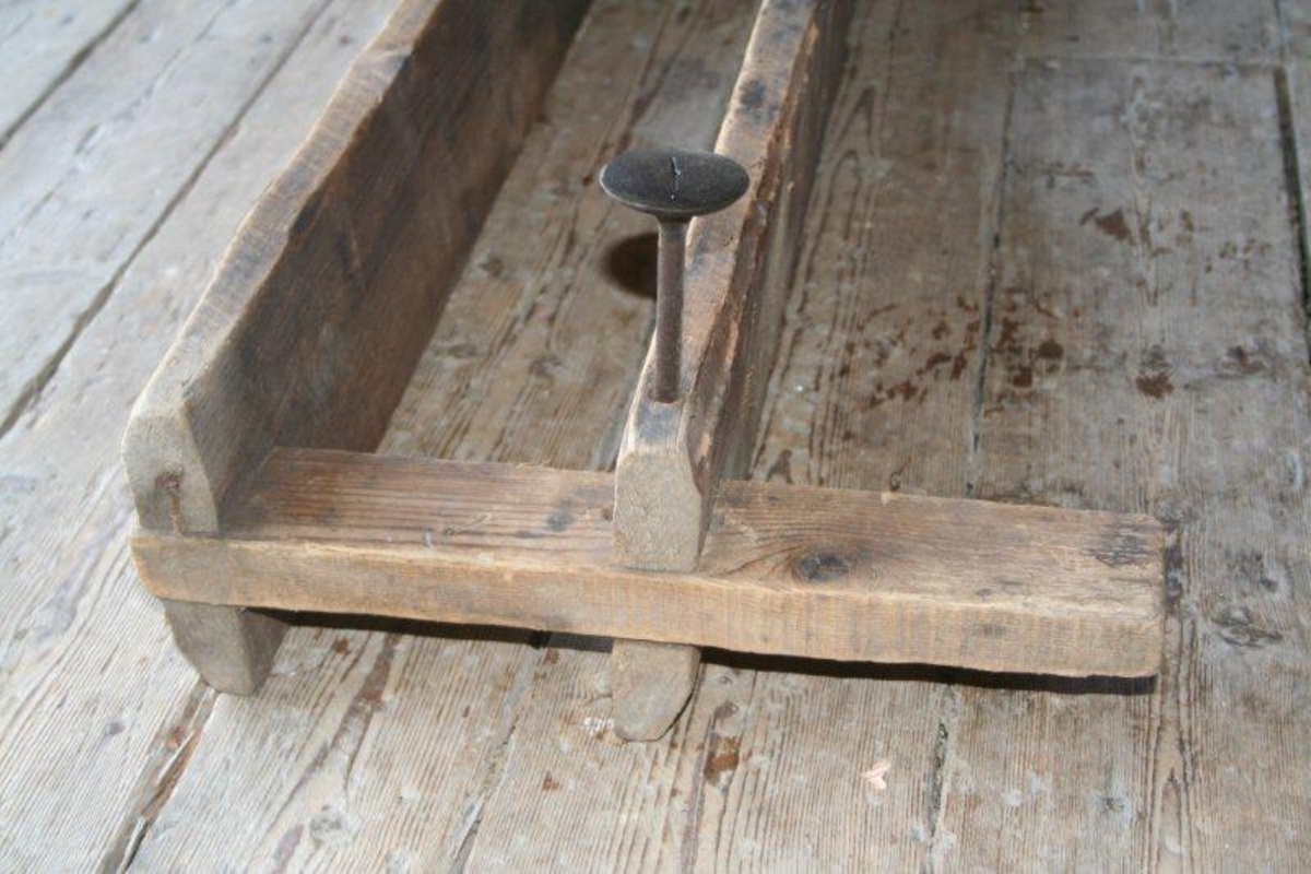 To treplanker parallelt ved siden av hverandre. I begge ender forbundet med et tverrstykke med strammeskrue. Midt på hver planke er en halvmåneformet utskjæring der hjulnavet ble lagt. På den ene planken er et mindre parti erstattet med nyere trevirke.