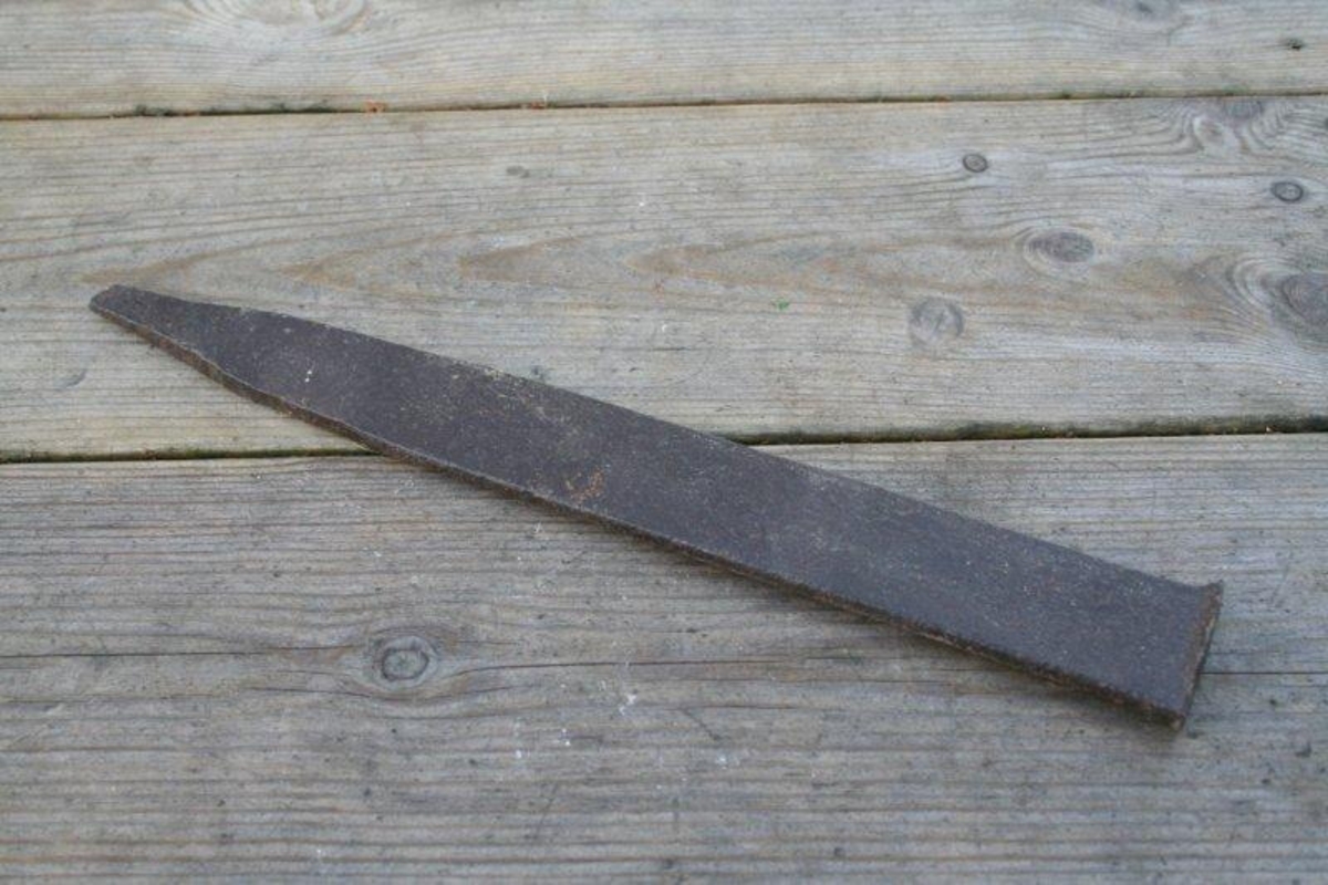 Flatt jernstykke som smalner mot den ene enden.