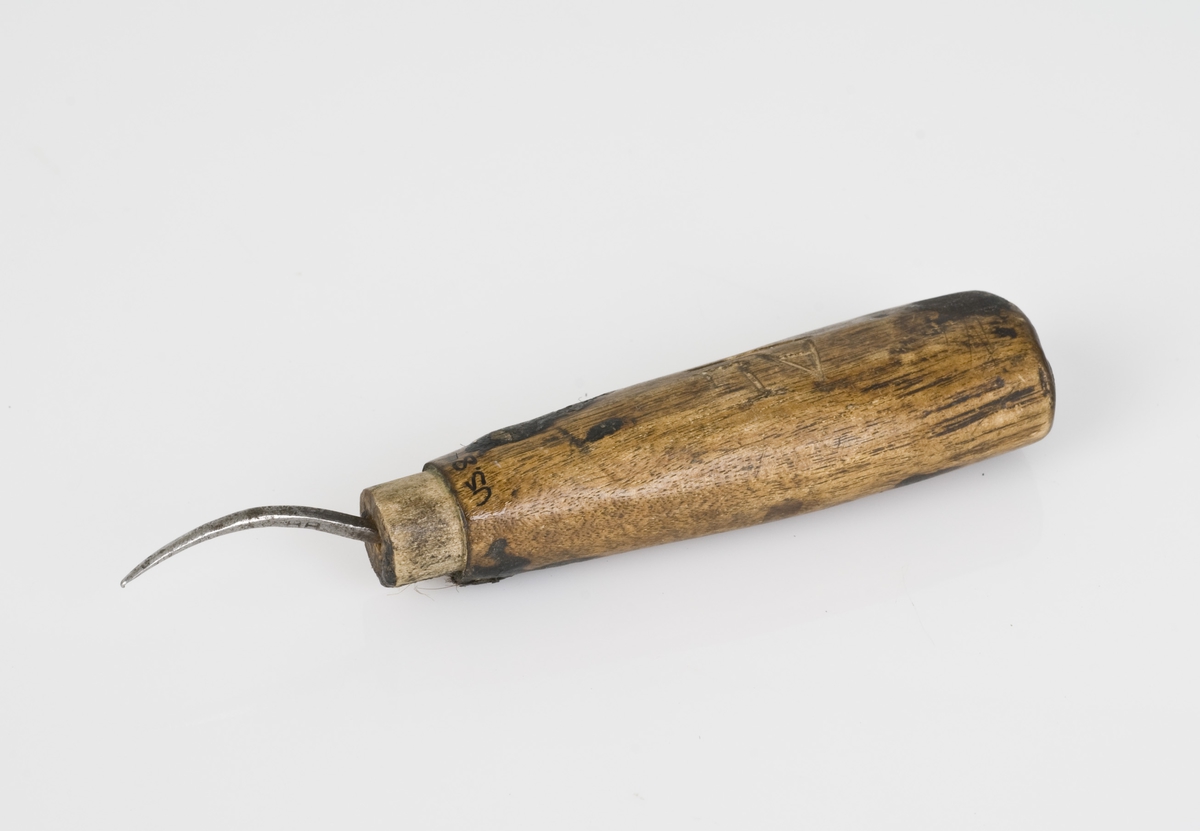 Skaftet er lett buet, konvekst. Sylspissen er buet og har en firkantet profil. I overgangen mellom sylspiss og håndtak mangler trolig en metalldel.